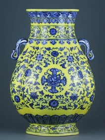 A YELLOW-GLAZED BLUE AND WHITE 'LOTUS' VASE