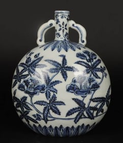 A BLUE AND WHITE 'FLORAL' VASE
