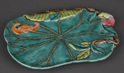 A FAMILLE ROSE 'LOTUS LEAF AND SHOU' BRUSH REST