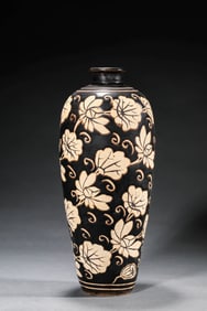 A JIZHOU TYPE CARVED 'FLORAL' MEIPING