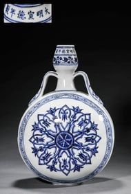 A BLUE AND WHITE 'FLOWER' GOURD SHAPED MEIPING
