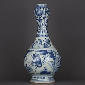 A BLUE AND WHITE 'FLOWER, BIRD, AND FIGURE' GARLIC-SHAPED VASE