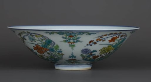 A DOUCAI 'CIRCULAR FLOWER' BOWL
