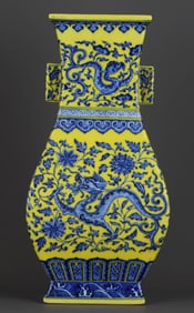 A YELLOW-GLAZED BLUE AND WHITE 'FLORAL AND DRAGON' VASE