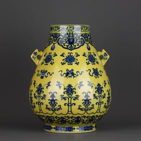 A YELLOW-GLAZED BLUE AND WHITE 'LOTUS AND EIGHT TREASURES' DOUBLE-HANDLED VASE