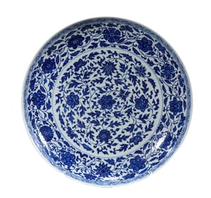 A BLUE AND WHITE 'INTERLOCKING LOTUS' LARGE DISH