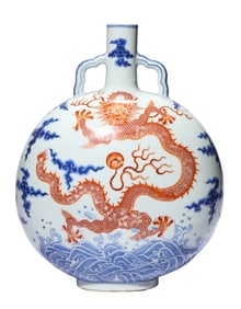 A BLUE AND WHITE IRON-RED 'DRAGON' MOONFLASK