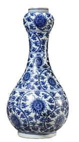 A BLUE AND WHITE 'INTERLOCKING LOTUS' GARLIC SHAPED VASE