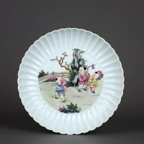 A YELLOW-GLAZED FAMILLE ROSE 'PLAYING CHILDREN' CHRYSANTHEMUMS SHAPED DISH