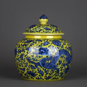 A YELLOW-GLAZED BLUE AND WHITE 'INTERLOCKING LOTUS AND DRAGON' COVERED JAR
