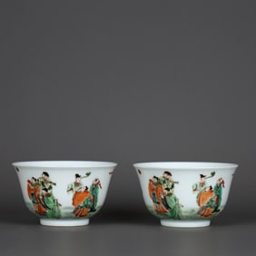 A PAIR OF WUCAI 'EIGHT IMMORTALS' CUPS
