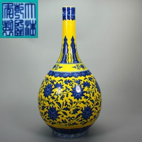 YELLOW-GROUND BLUE AND WHITE 'INTERLOCKING FLOWERS' VASE