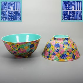 A PAIR OF FAMILLE ROSE 'FLORAL' BOWLS