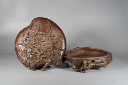 AN ALOESWOOD 'PEACH-SHAPED' COVERED BOX
