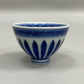 A BLUE AND WHITE CHICKEN-HEART CUP
