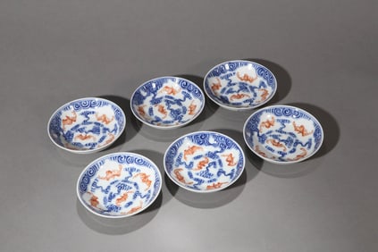 A SET OF BLUE AND WHITE IRON-RED 'BAT' DISH