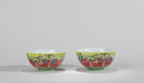 A PAIR OF YELLOW-GROUND 'LOTUS' BOWL