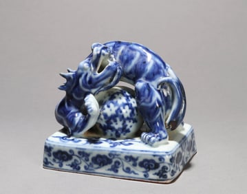A BLUE AND WHITE 'DRAGON'SEAL