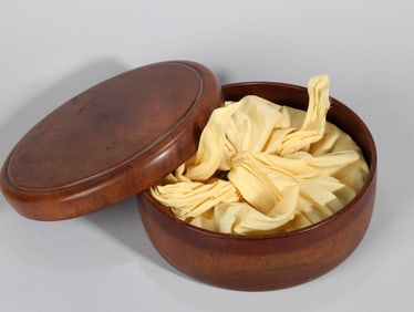 A DOUCAI 'FLORAL' DISH