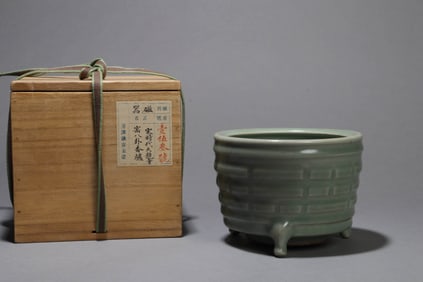 A LONGQUAN 'TRIGRAM' TRIPOD CENSER