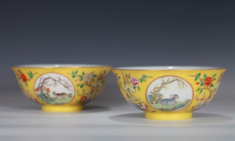 A PAIR OF YELLOW GROUND FAMILLE-ROSE BOWL