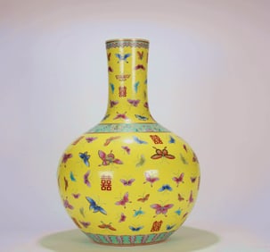 A YELLOW FAMILLE-ROSE 'BUTTERFLY' LARGE VASE