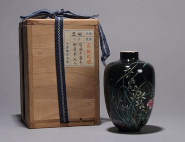 A BLACK-GROUND FAMILLE-ROSE 'FLORAL' VASE