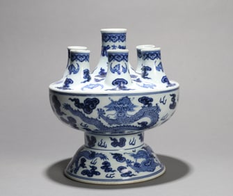 A BLUE AND WHITE DRAGON JAR