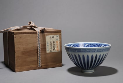 A BLUE AND WHITE 'FLORAL' BOWL