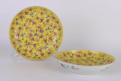 A PAIR OF YELLOW-GROUND FAMILLE-ROSE 'MAGPIE 'DISHES