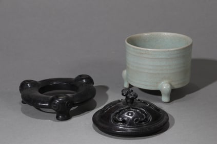A RU TYPE TRIPOD CENSER