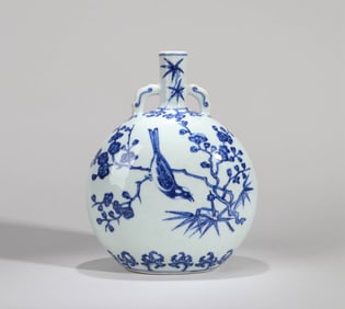 A BLUE AND WHITE 'FLOWER AND BIRD' MOONFLASK