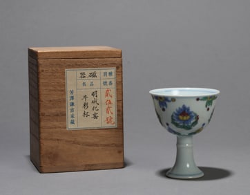 A DOUCAI 'FLORAL' STEM CUP