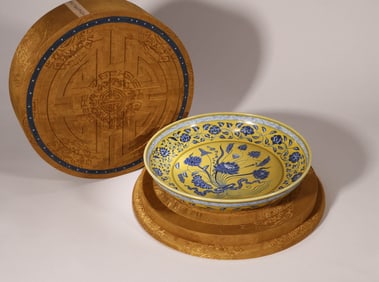 A YELLOW-GROUND BLUE AND WHITE LARGE DISH