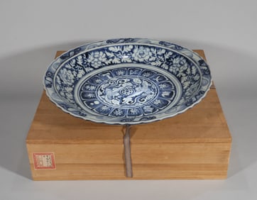 A LARGE BLUE AND WHITE 'FLORAL' DISH