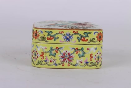 A YELLOW-GROUND FAMILLE-ROSE MEDALLION'FLORAL' BOX