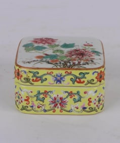 A YELLOW-GROUND FAMILLE-ROSE MEDALLION'FLORAL' BOX