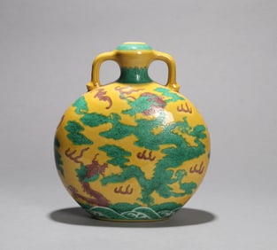A YELLOW-GROUND 'DRAGON' MOONFLASK