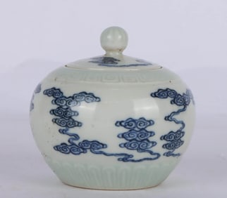 A CELADON-GLAZED FAMILLE-ROSE BLUE AND WHITE COVERED JAR