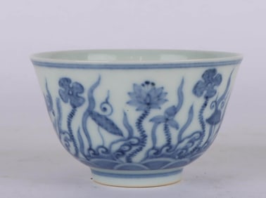 A BLUE AND WHITE 'LOTUS' CUP
