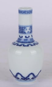 A SMALL BLUE AND WHITE VASE