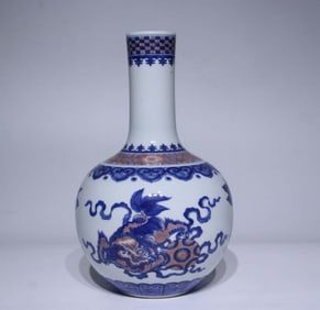 A SMALL BLUE AND WHITE UNDERGLAZED RED GLOBULAR VASE