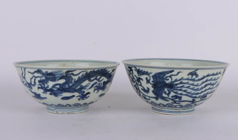 A PAIR OF BLUE AND WHITE 'DRAGON AND PHOENIX' BOWLS