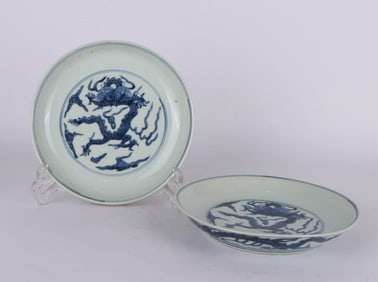 A PAIR OF BLUE AND WHITE 'DRAGON' DISHES