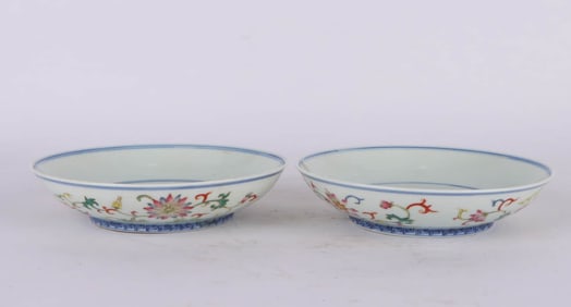 A PAIR OF FAIMLLE-ROSE 'BATS' DISHES