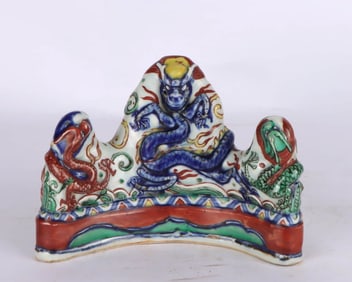 A WUCAI 'DRAGON' BRUSHREST