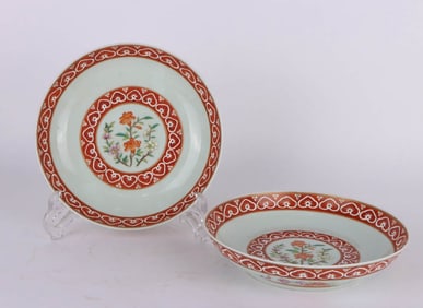 A PAIR OF FAMILLE-ROSE 'FLORAL' DISHES