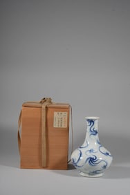A BLUE AND WHITE 'FLORAL' WATER CHESTNUT-SHAPED VASE