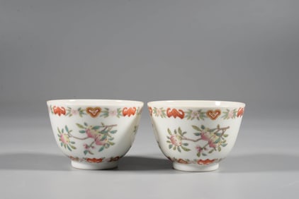A PAIR OF FAMILLE ROSE 'SANDUO' BOWLS