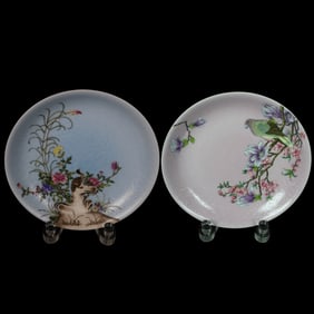 A PAIR OF FAMILLE ROSE DISHES